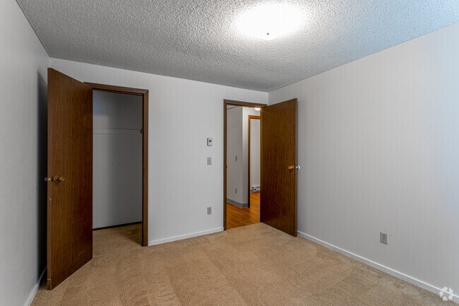 2BR, 1BA - 900SF - The Grove