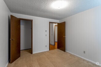 2BR, 1BA - 900SF - The Grove