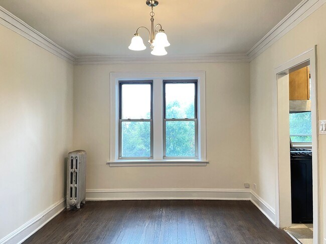 Building Photo - Large One Bedroom in Andersonville