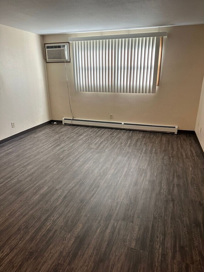 Building Photo - Forestview 2 Bedroom Lower Apartment