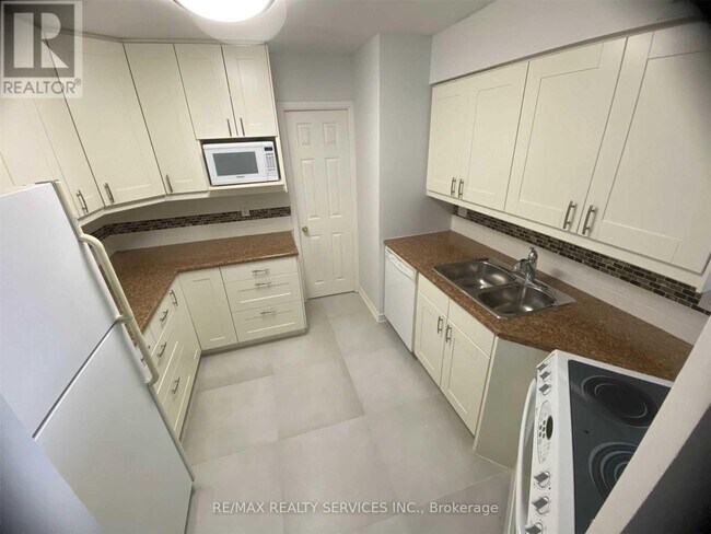 Building Photo - 3605-3605 Kariya Dr