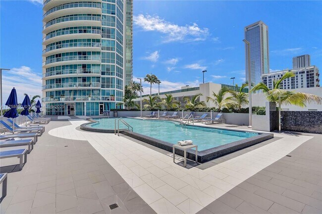 Foto del edificio - 480 NE 30th St