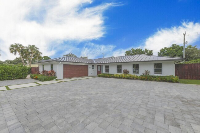 Building Photo - 2501 W Edgewater Dr