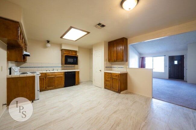 Building Photo - Colett:7579