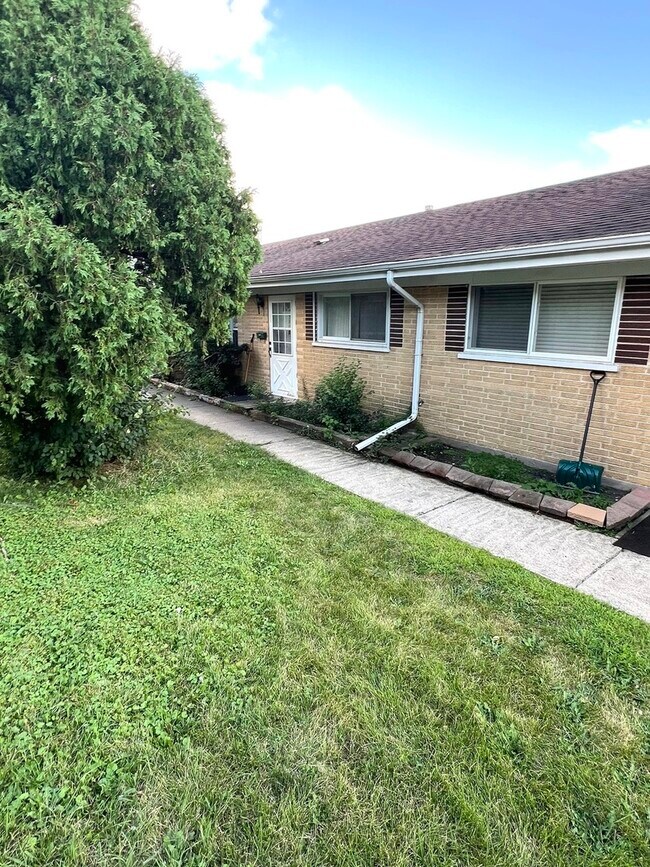 Building Photo - 9471 Sumac Rd