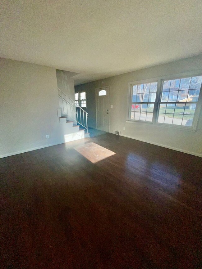 Building Photo - Huge 4 bedroom/2 bathroom home in Independ...