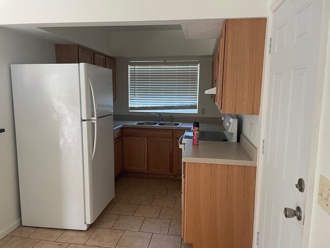 Building Photo - 728 Greenleaf Ave