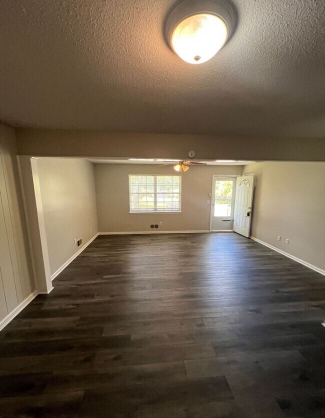 Foto del edificio - Spacious 3 Bedroom Home with Bonus Basemen...