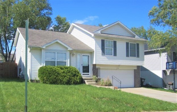 Foto principal - **Coming Soon** 8/1 Move in SW Omaha Charm...
