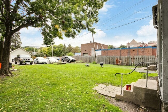 Foto del edificio - 365-367 Smith Ave N