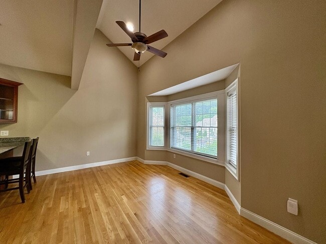 Building Photo - Charming 2-Bedroom Townhouse For Rent in L...