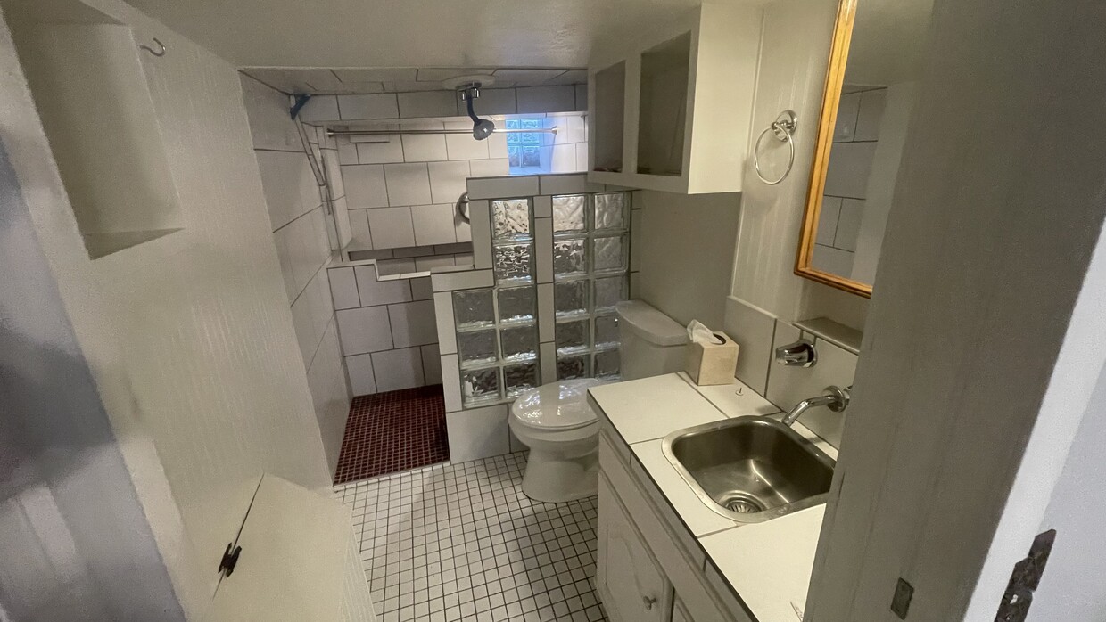 Building Photo - 2342 E 13th St