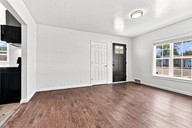 Foto del edificio - $1,545.95, 2-bed, 1-bath home in Brighton with a large fenced backyard.