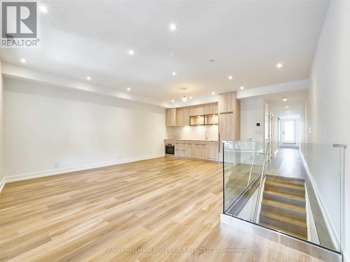 Primary Photo - 2602 Yonge St
