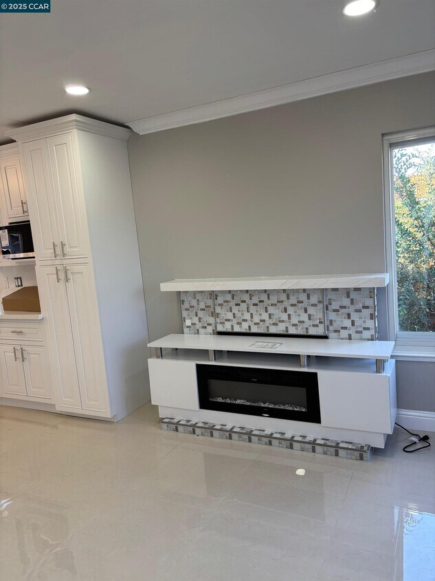 Foto principal - 4556 Lakeshore Dr