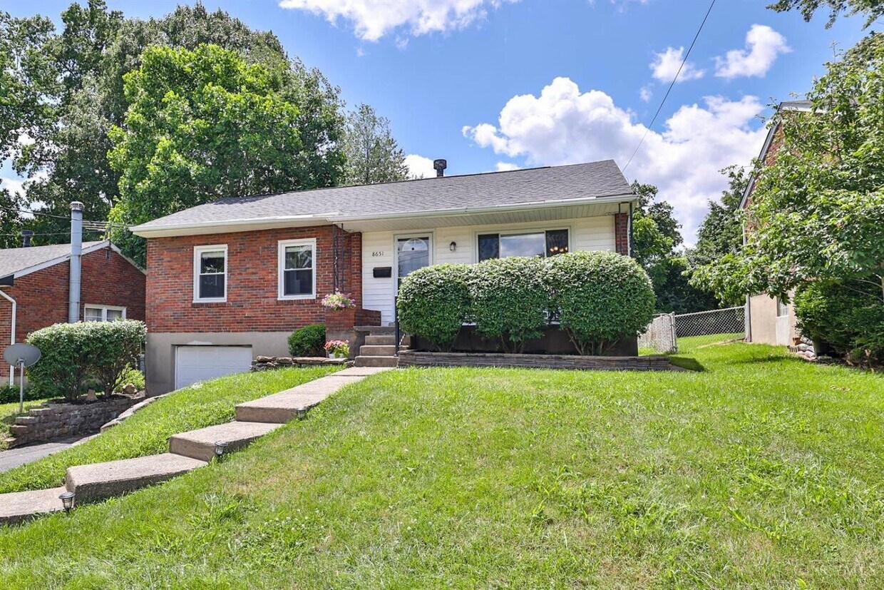 Foto principal - 8651 Wicklow Ave