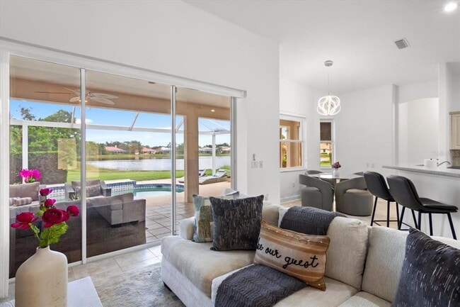Foto del edificio - 4913 Three Oaks Blvd