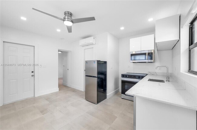 Foto del edificio - 551 NE 26th St