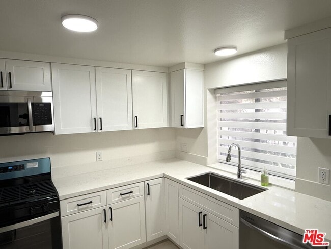 Building Photo - 3130 Montrose Ave