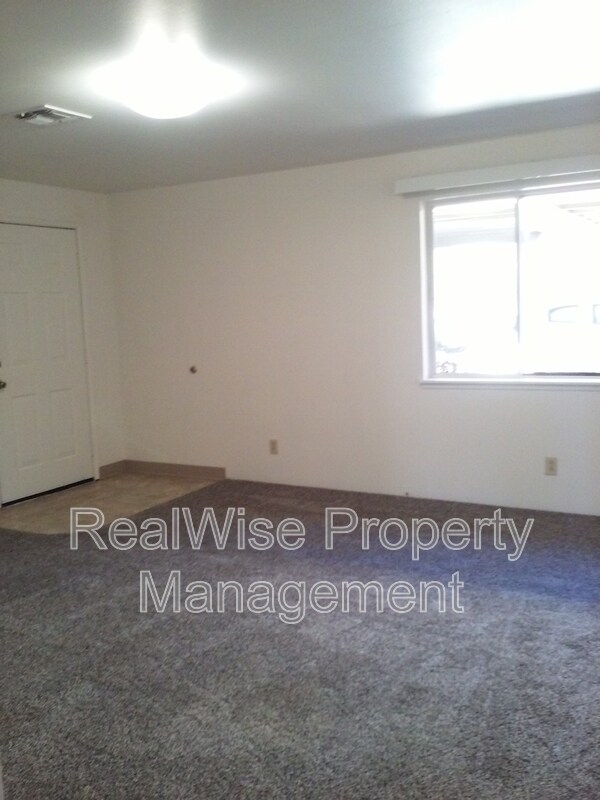 Building Photo - 2152 NW N Hill Dr