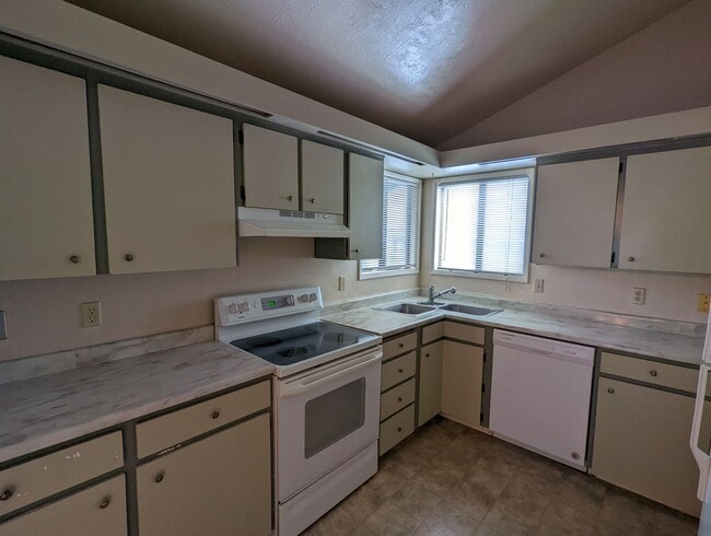 Building Photo - Crestview Duplex