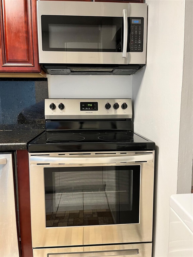 Building Photo - 7925 Fairview Dr