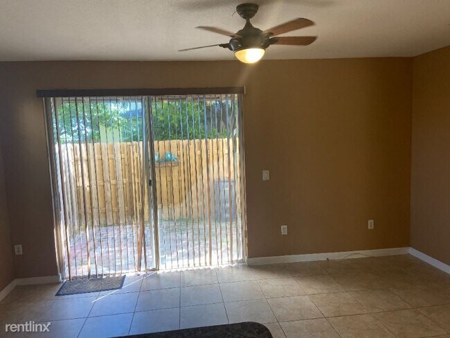 Building Photo - 3 br, 2 bath Townhome - 9267 SW 227th St