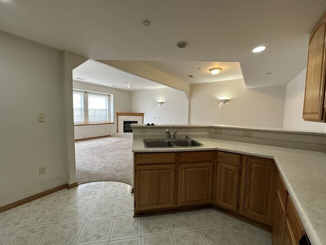 Foto del edificio - Spacious Townhouse Style Condo in Brookfield!