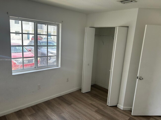 Building Photo - 127 SW 6th Ln