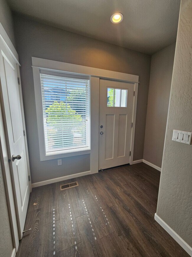 Foto del edificio - Beautiful 3 Bedroom Townhouse! Won't Last!