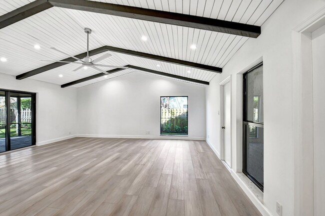 Building Photo - Renovated Large 3 bed 2 bath
