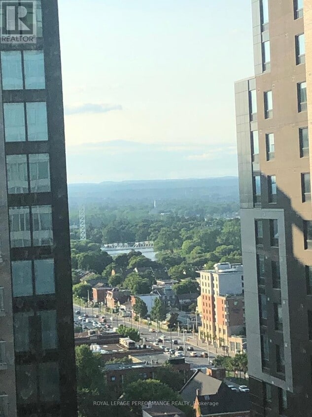 Photo du bâtiment - 242-2242 Rideau St