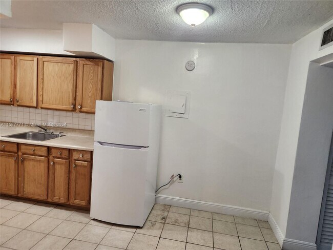 Building Photo - 2465 SW 18th Ave