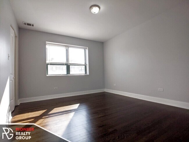 Building Photo - 7616 N Marshfield Ave
