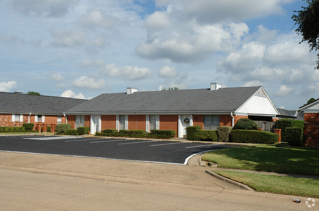 Building Photo - Towne Oaks Apartments