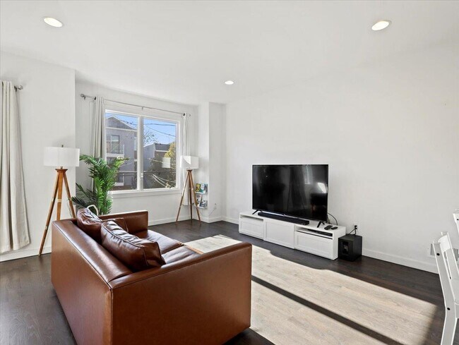 Building Photo - 112 Zabriskie St