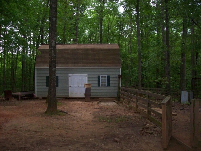 Building Photo - 2 bed  2 bath home in wiht woods with a pond
