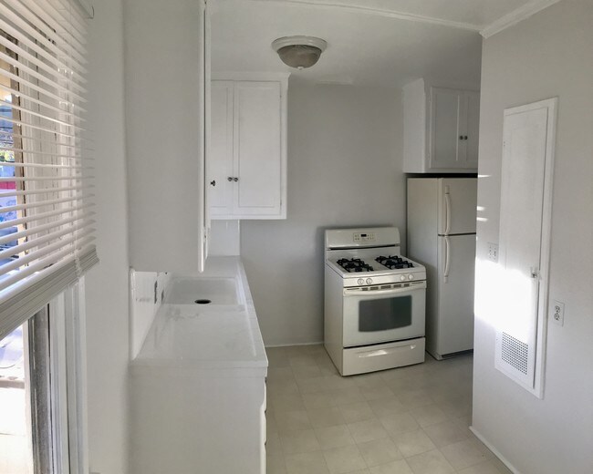 Kitchen - 3857 Hollypark Pl