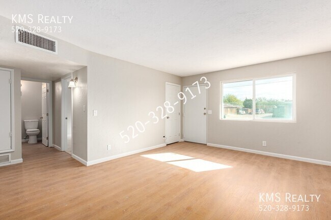 Building Photo - 2731 N Edith Blvd