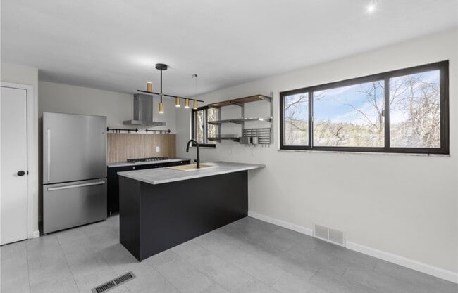 Building Photo - 548B Firethorne Dr