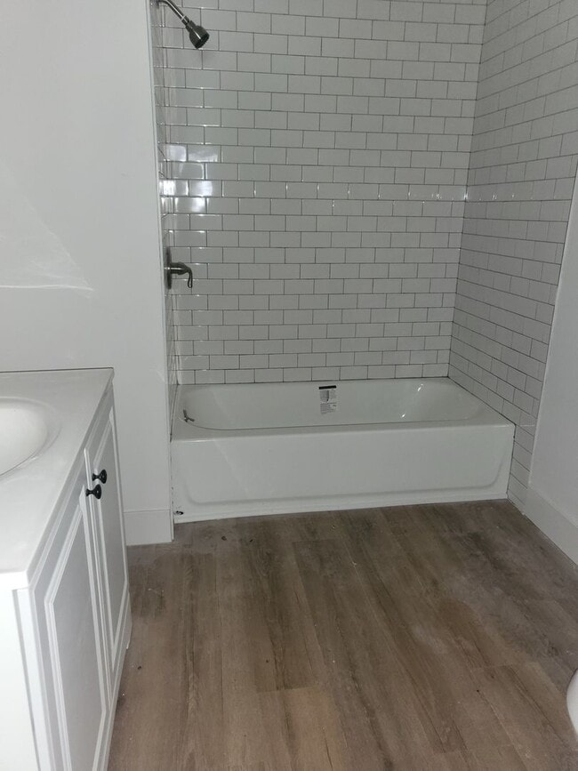 Building Photo - 3 BED 1 BATH
