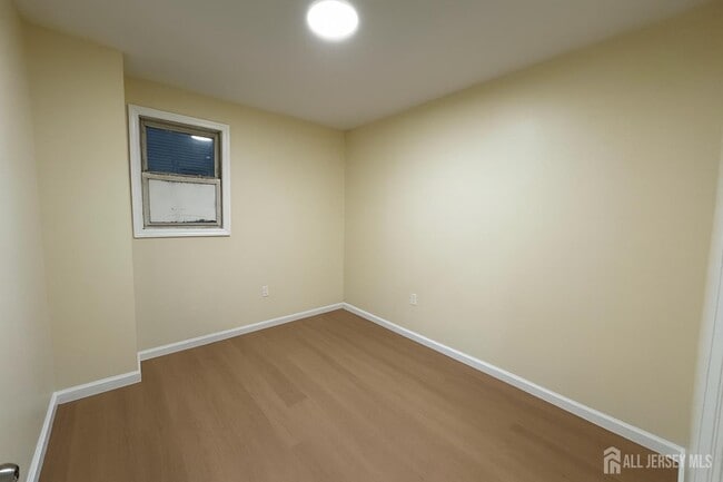 Foto del edificio - 166 Throop Ave