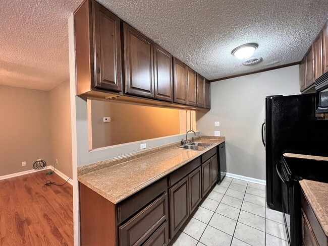 Building Photo - TOTALLY UPDATED 2 BEDROOM CONDO IN NORTHWE...