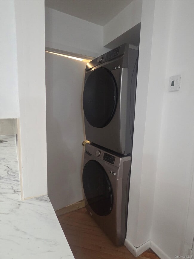 Foto del edificio - 47-44 Springfield Blvd