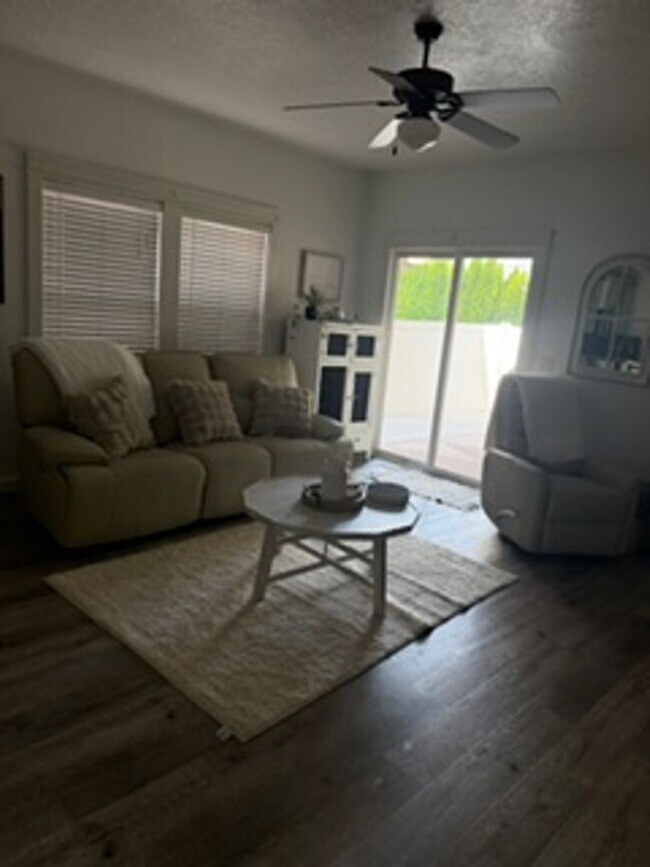 Foto del edificio - 1572 W Loretta St