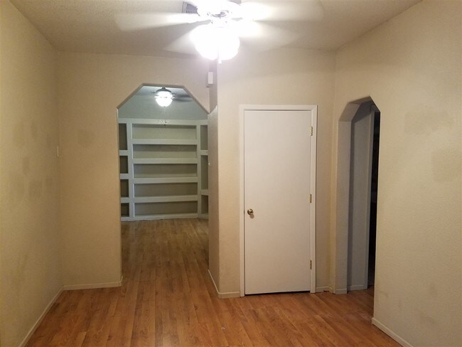 Building Photo - 1601 W Arcadia Ln