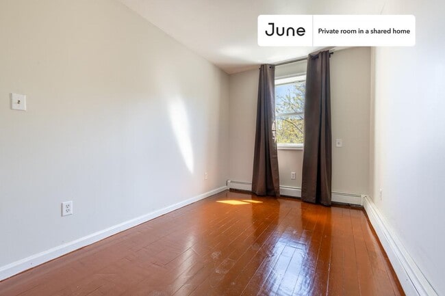 Building Photo - Private bedroom in 4 bed/3 bath Home
