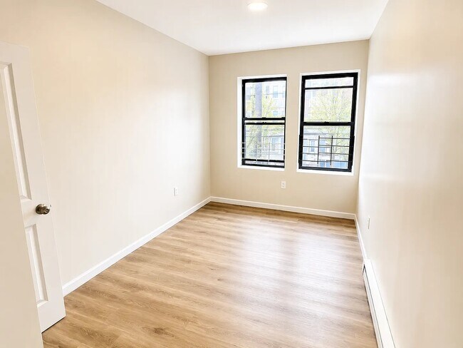 Foto del edificio - 383-385-385 Avon Ave