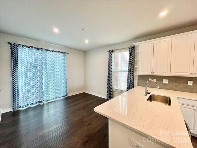 Building Photo - 240 Parkwood Ave