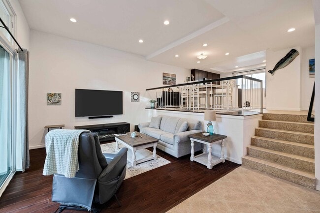 Building Photo - 255 Valley Dr